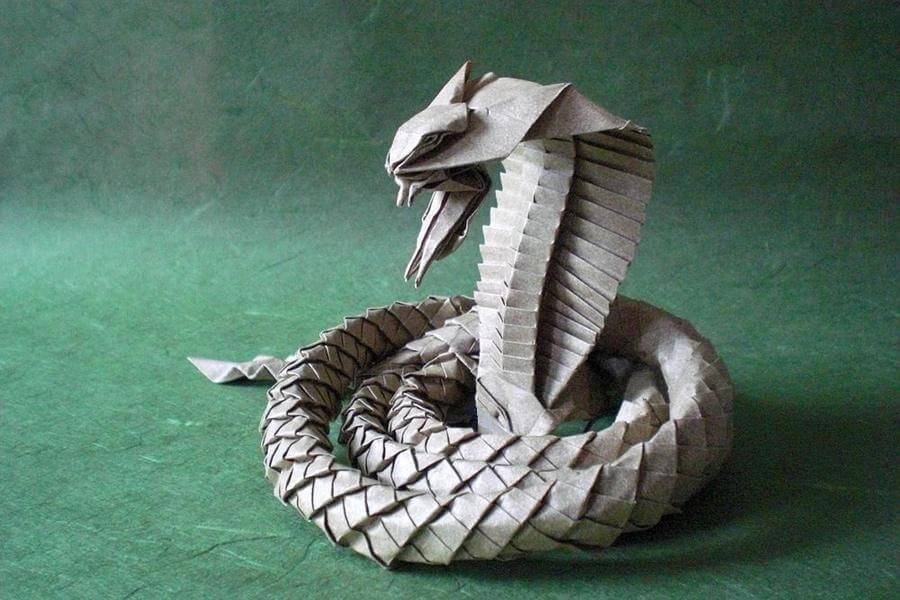 How to make a snake out of paper?