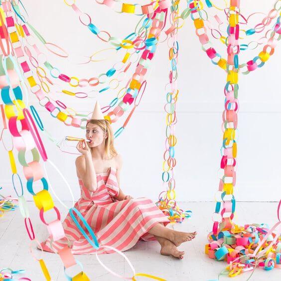 How do you make a construction paper garland