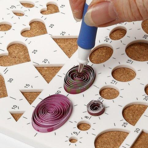 making paper crafts with your own hands in the technique of quilling